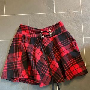 Womens size small skirt.. very cute for fall!